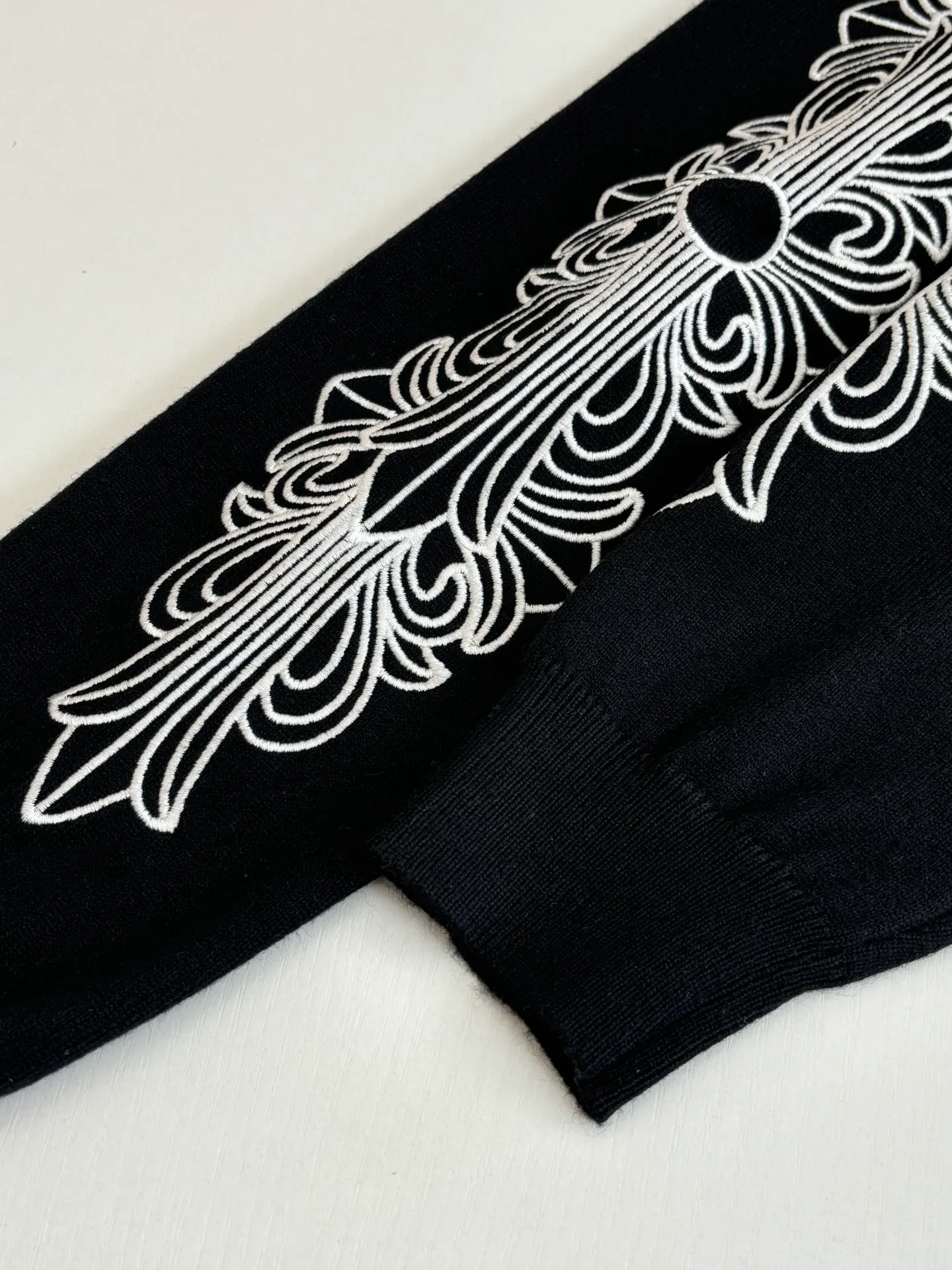 P450 Chrome Herat*/Chrome Heart FW25 cross-stitch scroll embroidered wool knitted sweater. High-quality wool and cashmere raw materials are selected and blended according to a certain proportion. Imported Behringer multi-head embroidery machine is used: it can embroider multiple identical or different patterns at the same time with high density and neat edges to ensure the accuracy and consistency of the embroidery patterns and avoid pattern dislocation or deformation.  Size：S/M/L/XL